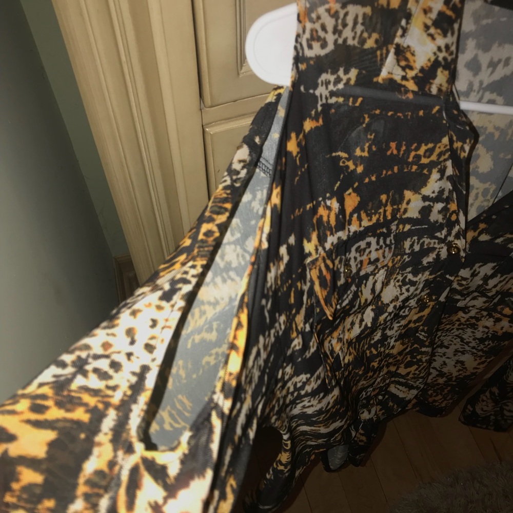 Beautiful BEBE shirt - Picture 3 of 4